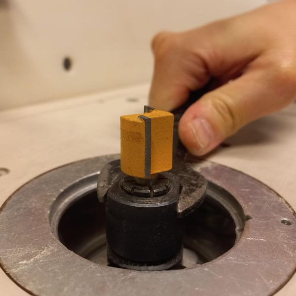 Fil:Router wrenching the collet.jpg
